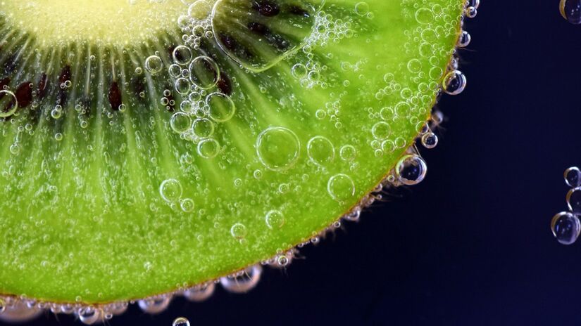 O kiwi se destaca na dieta saudável por ser rico em vitaminas, fibras e antioxidantes / Pixabay