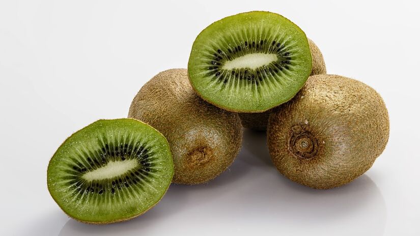Com baixo teor calórico, o kiwi contribui para refeições leves e nutritivas / Pixabay