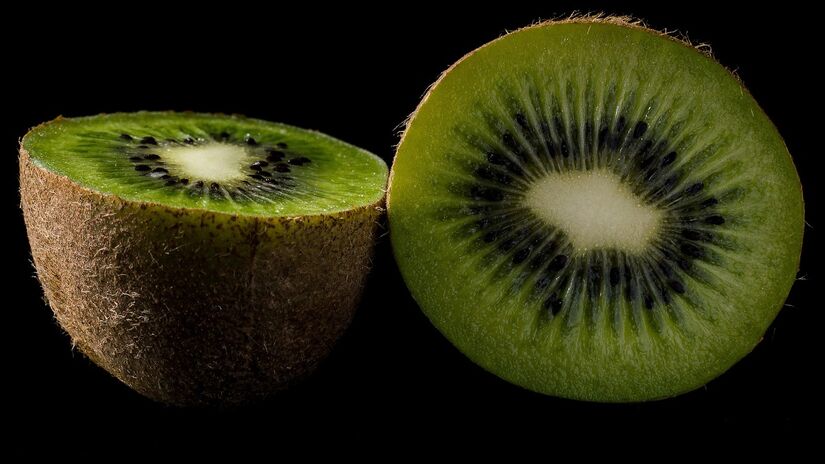 Versátil, o kiwi pode ser consumido puro, em saladas, vitaminas e sobremesas / Pixabay