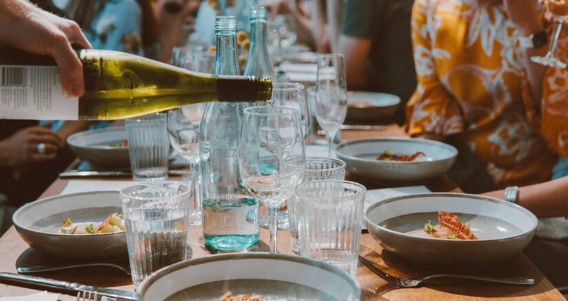 Jantares leves, com carboidratos de baixo &iacute;ndice glic&ecirc;mico, ajudam o corpo a relaxar e favorecem a regenera&ccedil;&atilde;o celular durante a noite. Dormir bem tamb&eacute;m &eacute; uma escolha alimentar/Pixabay