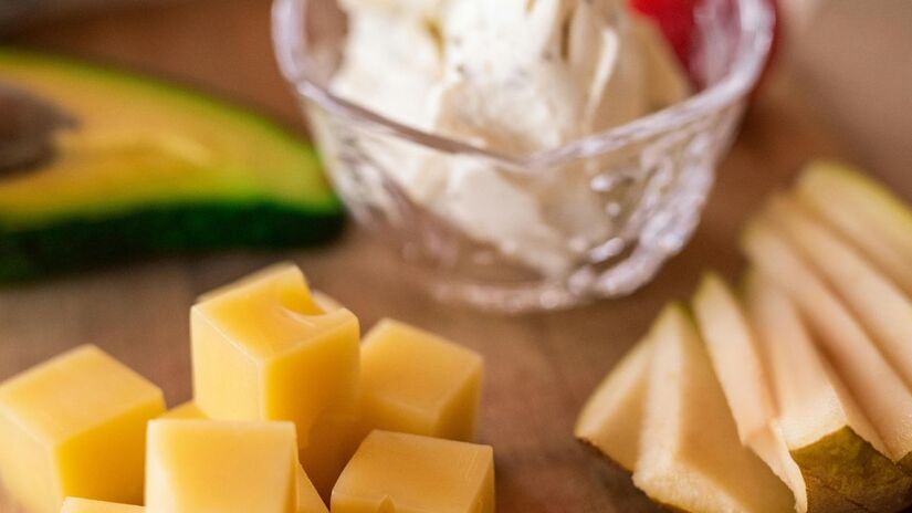 O queijo Emmental é uma excelente fonte de proteína de alta qualidade, contendo cerca de 27g do nutriente a cada 100g de produto. Por ser rico em aminoácidos essenciais, ele é uma ótima opção para ajudar na recuperação e no ganho de massa muscular para quem pratica atividades físicas/Pexels