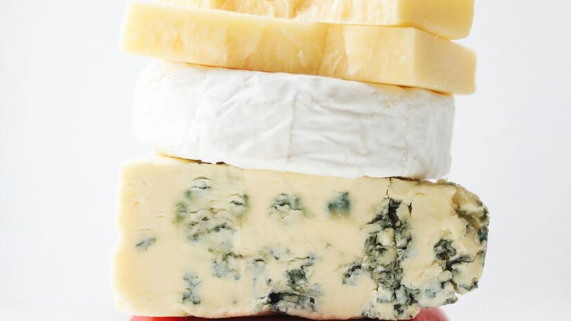 Diferente de muitos queijos amarelos que são excessivamente salgados, o Emmental destaca-se por ter um teor de sódio reduzido. Isso permite que seu sabor delicado e levemente amendoado prevaleça, sendo uma alternativa mais equilibrada para quem precisa controlar a ingestão de sal sem abrir mão do prazer de comer queijo/Pexels