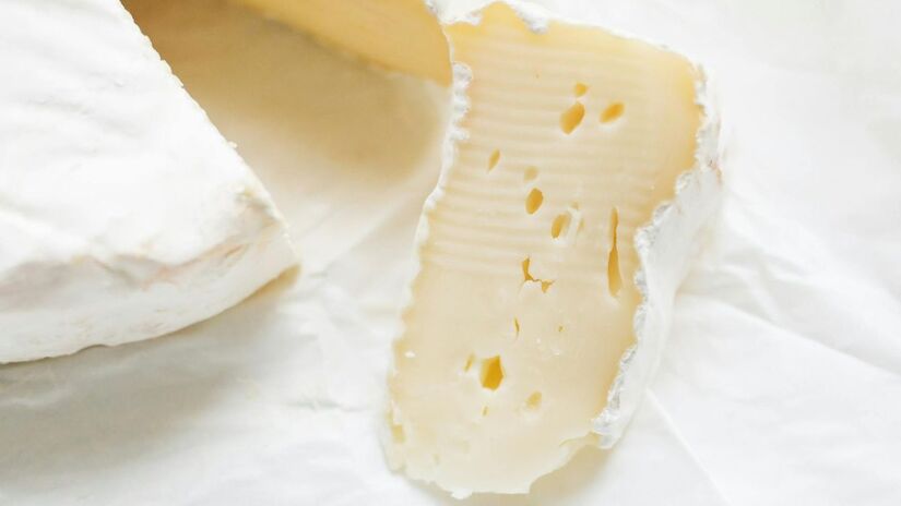 Na culinária, o Emmental é valorizado por sua capacidade de derretimento uniforme. Ele é o ingrediente principal do clássico fondue e fica incrível em gratinados e sanduíches gourmet. Sua textura firme e elástica quando frio se transforma em uma cremosidade inigualável quando aquecido, elevando o nível de qualquer prato/Pexels