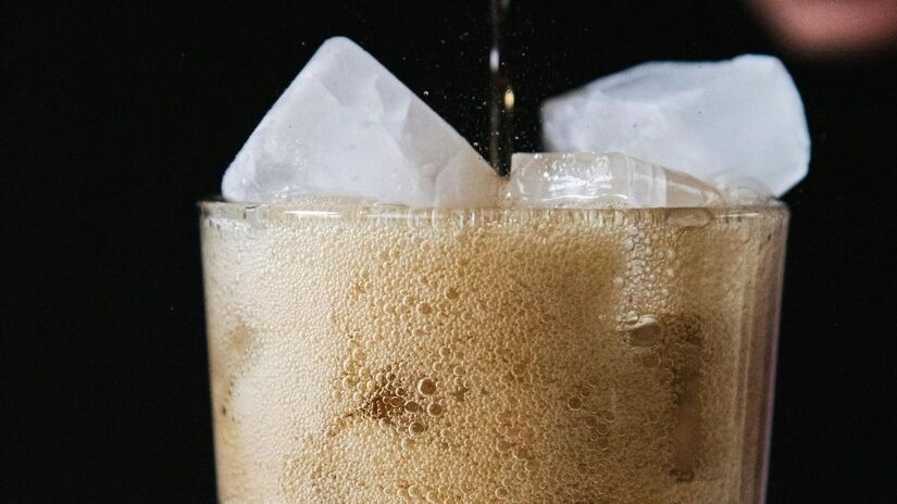 Os refrigerantes zero não contêm calorias por substituírem o açúcar por adoçantes artificiais, mas estudos recentes investigam se essas substâncias podem alterar a microbiota intestinal e a percepção de saciedade do corpo/Pexels