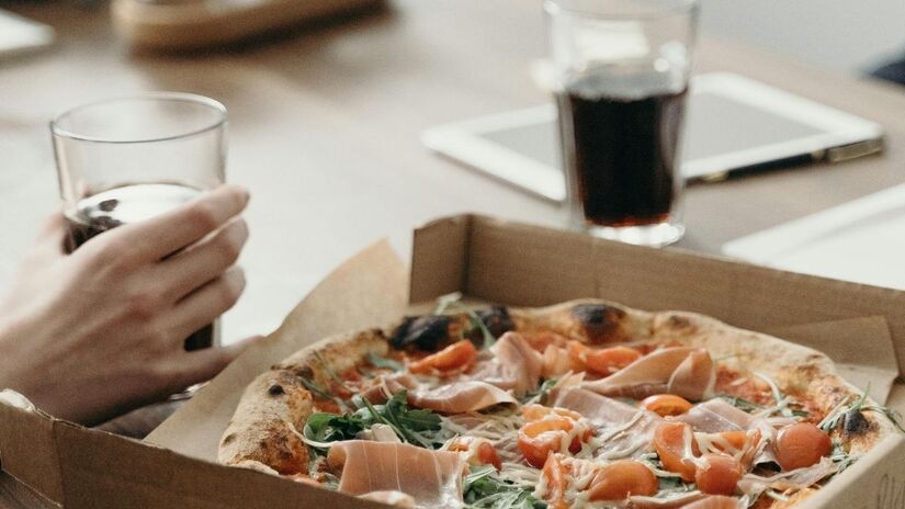 Embora sejam aliados na perda de peso imediata para quem não consegue abandonar o hábito, especialistas alertam que o consumo excessivo de adoçantes como o aspartame pode estar ligado a dores de cabeça e desconfortos digestivos em pessoas sensíveis/Pexels