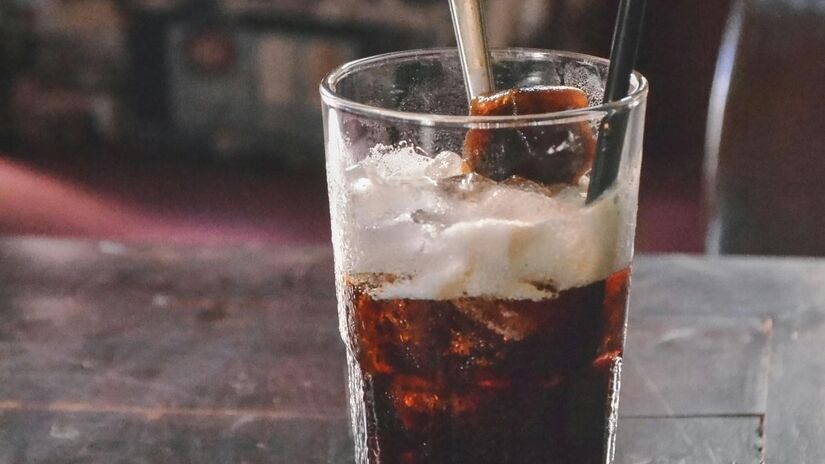 Cientistas monitoram a relação entre o consumo de bebidas com edulcorantes e a saúde neurológica, após pesquisas indicarem que o excesso dessas substâncias pode acelerar o declínio cognitivo em adultos/Pexels