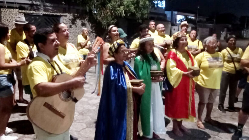 Antigos moradores recebem o grupo que representa a visita dos três Reis Magos ao Menino Jesus / Nayara Martins/DL