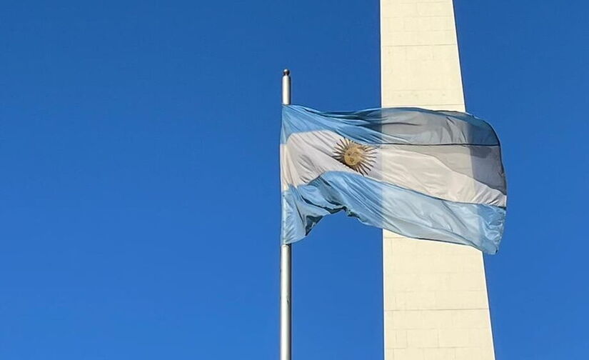 A rua forma um verdadeiro túnel verde, criado pelas copas das árvores que se encontram acima da via, criando sombra natural durante quase todo o dia. Isabella Fernandes/DL