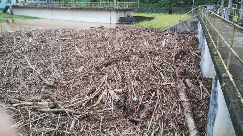 Imagens da captação de água no rio Mambú, da estação de tratamento de água (ETA) Mambú/Branco-Divulgação/Sabesp