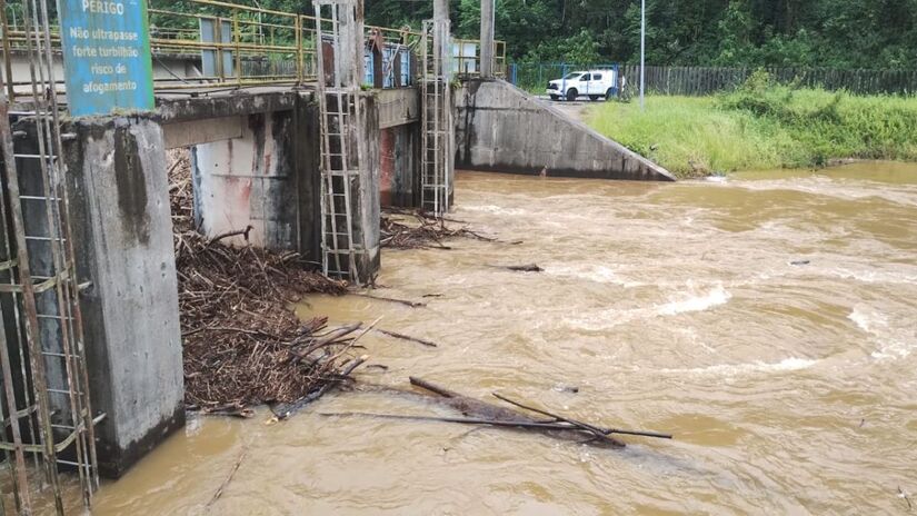 Imagens da captação de água no rio Mambú, da estação de tratamento de água (ETA) Mambú/Branco-Divulgação/Sabesp