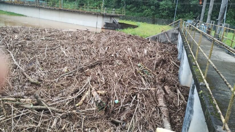 Imagens da captação de água no rio Mambú, da estação de tratamento de água (ETA) Mambú/Branco-Divulgação/Sabesp