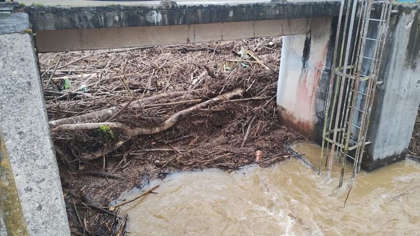 Imagens da captação de água no rio Mambú, da estação de tratamento de água (ETA) Mambú/Branco-Divulgação/Sabesp