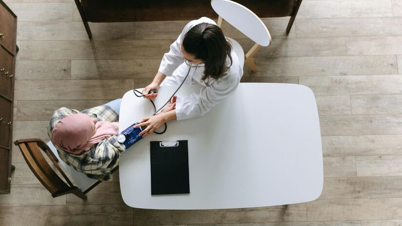 O estudo identificou que nascer em meses de maior calor pode estar associado a um risco ligeiramente superior de problemas cardiovasculares/Pexels