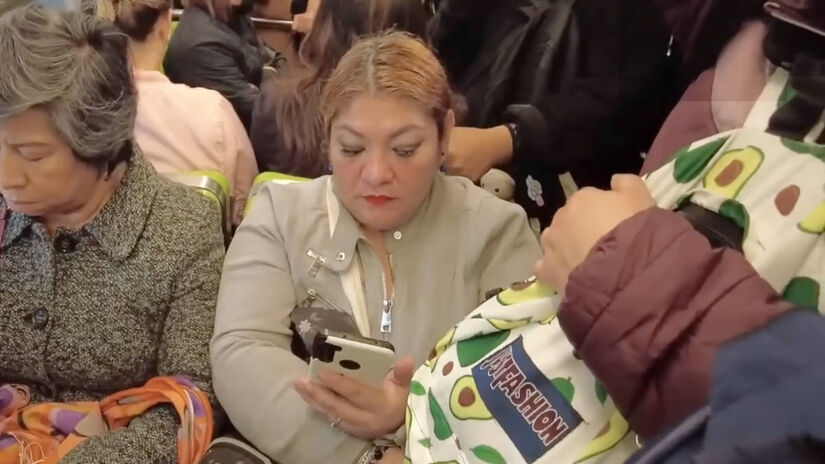 Entre aluguel mais barato e emprego melhor pago, ela troca de &ocirc;nibus, telef&eacute;rico e metr&ocirc;, e chega em casa tarde, com pouco tempo para dormir/Reprodu&ccedil;&atilde;o