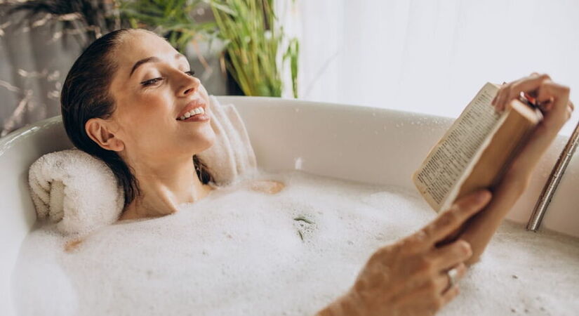 A umidade constante pode acelerar a oxidação de componentes internos da máquina, reduzindo sua vida útil mesmo sem contato direto com água. (Freepik)