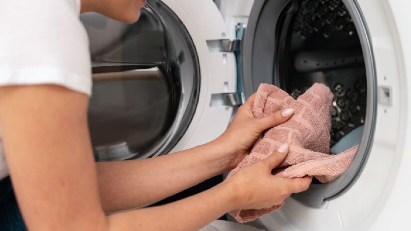 Em casas antigas, a ausência de dispositivos diferenciais residuais (DR) é um dos principais fatores de acidentes elétricos domésticos. (Freepik)