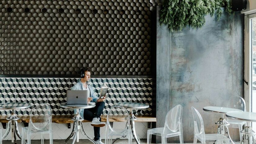 Para solicitar o benefício pela primeira vez, o trabalhador precisa ter recebido salários por pelo menos 12 meses nos últimos 18 meses anteriores à data da dispensa, seguindo as regras de carência vigentes/Unsplash