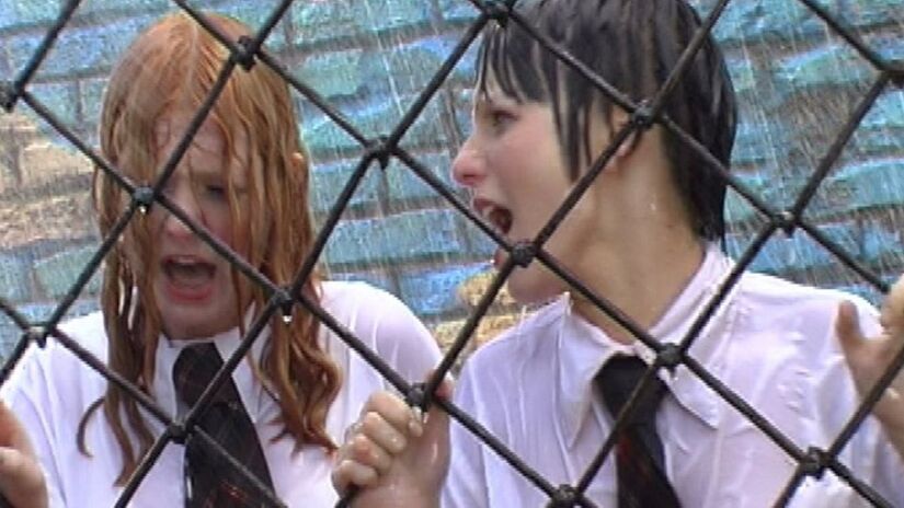 Fenômeno global no início da década de 2000, o duo russo t.A.T.u acumulou milhões de discos vendidos com uma estética provocativa e sonoridade eletrônica marcante/Reprodução