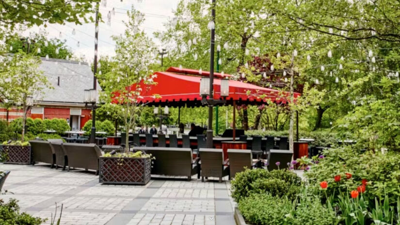 O restaurante fica escondido entre as árvores de Sheep Meadow, no Central Park / Reprodução/Tavern on the Green