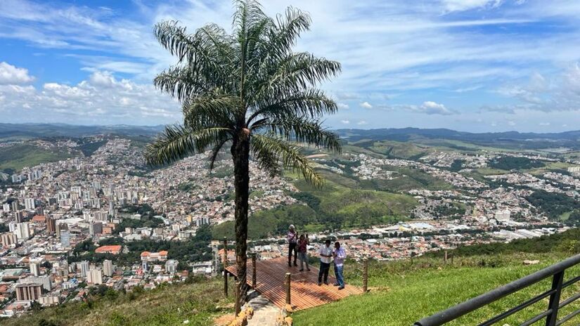 Por se tratar de uma cidade caracterizada por variações sazonais nas temperaturas e nas estações do ano, além de estar localizada em uma área de montanhas, as noites costumam ser mais frescas e as manhãs mais nebulosas (PMPC/Divulgação)
