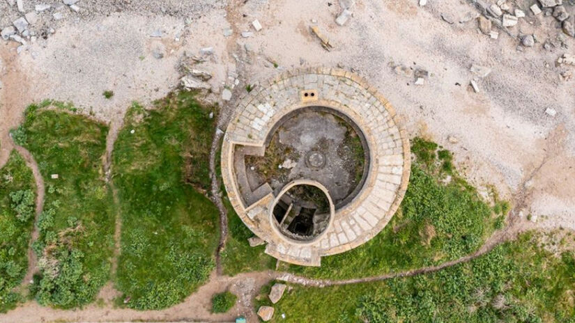 Avaliada em cerca de R$ 2 milhões, a Torre Martello de Balcarrick está localizada sobre a praia de Donabate / Bohan Hyland & Associates/Daft.ie