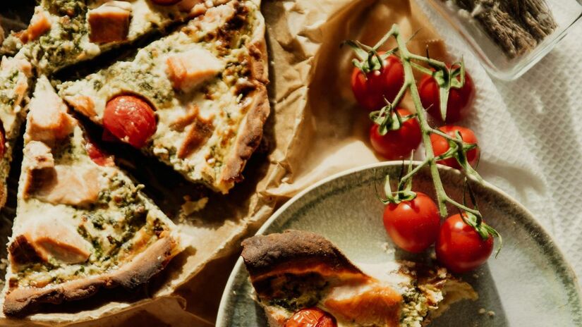 O segredo da massa fofinha está no preparo líquido que garante uma textura leve e aerada mesmo após o tempo de forno/Pexels