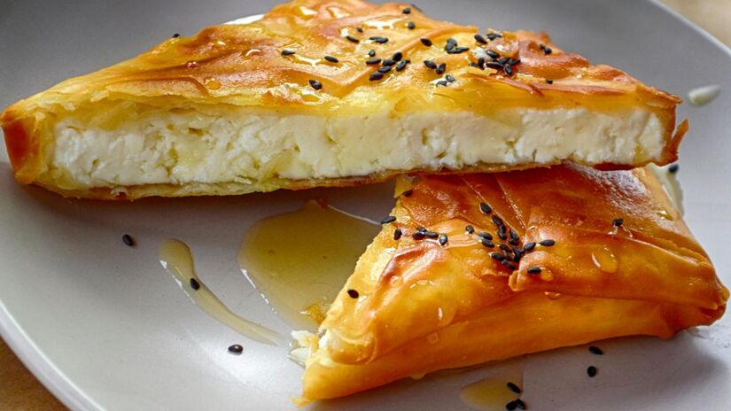 Com um recheio generoso de queijo derretido e tomates frescos esta receita rústica agrada adultos e crianças em qualquer ocasião/Pexels