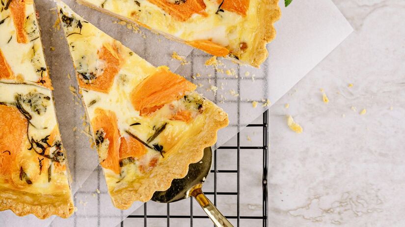 Você pode personalizar sua torta adicionando ervas frescas como manjericão e alecrim para deixar o aroma ainda mais irresistível durante o preparo/Pexels