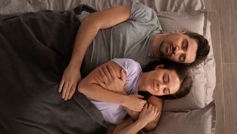 O cérebro humano não descansa totalmente durante o sono quando há excesso de estímulos digitais ao longo do dia, o que compromete a recuperação mental. (Freepik)