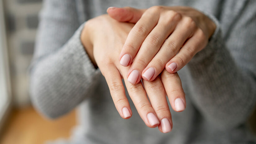 O marrom chocolate surge como o novo "preto da vez", trazendo sofistica&ccedil;&atilde;o e profundidade sem pesar no visual das m&atilde;os. (Freepik)