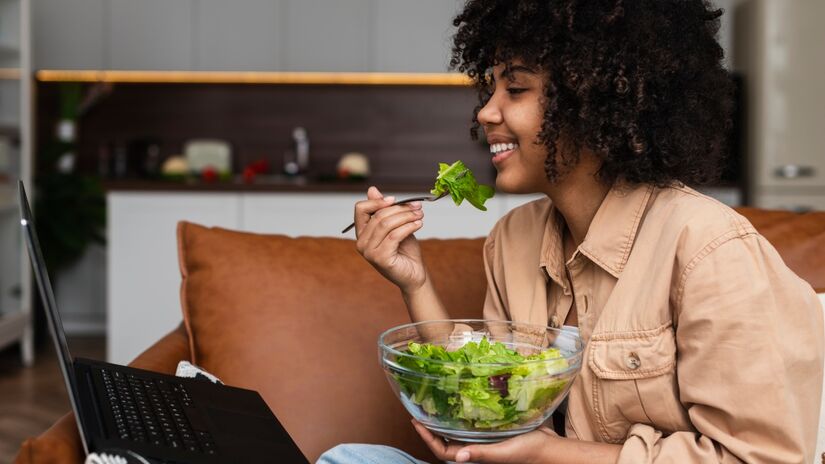  Mudar o que vai ao prato hoje pode definir a sua sa&uacute;de no futuro. Estudos mostram que uma alimenta&ccedil;&atilde;o rica em vegetais reduz o risco de c&acirc;ncer, diabetes e hipertens&atilde;o. Comer bem &eacute; preven&ccedil;&atilde;o di&aacute;ria/Freepik