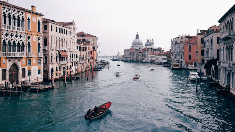 Com o passar do tempo, a madeira submersa sofre um processo de transformação física / Unsplash/stijntestrake