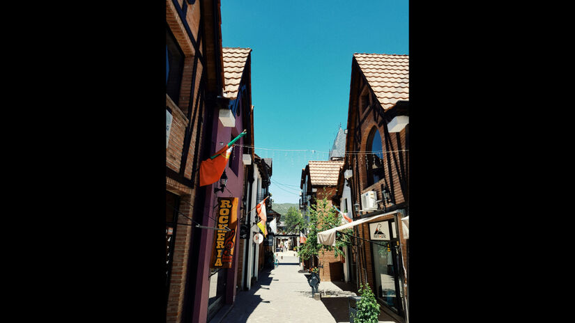 Fundada em 1932 por imigrantes alemães, a vila preserva um charme europeu visível em cada detalhe / Unsplash/Natalia Bruno