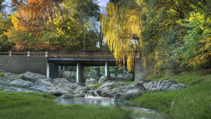 Cercado de natureza, o Passeio dos Arroios passa pelos riachos que cruzam a cidade / Divulgação/Villa General Belgrano