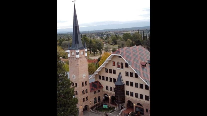 A arquitetura alemã da villa impressiona a todos / Divulgação/Villa General Belgrano