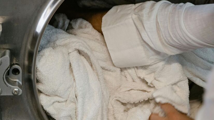 Manutenção com ciclo de água quente a cada três meses evita maus odores nas roupas/Pexels