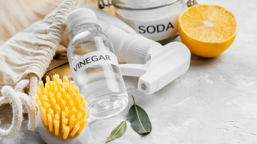 O vinagre branco de álcool atua como um amaciante natural de alto desempenho, pois o seu ácido acético ajuda a dissolver os resíduos de sabão e minerais da água que deixam as fibras dos tecidos rígidas/Freepik