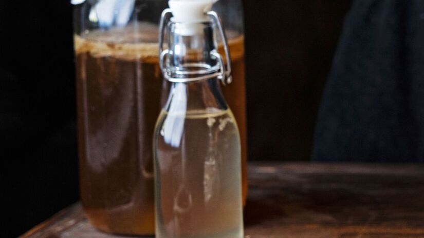 Diferente dos produtos químicos que criam uma camada gordurosa nas toalhas de banho, o vinagre mantém o poder de absorção das peças, removendo odores de umidade e deixando-as mais felpudas após a secagem/Freepik