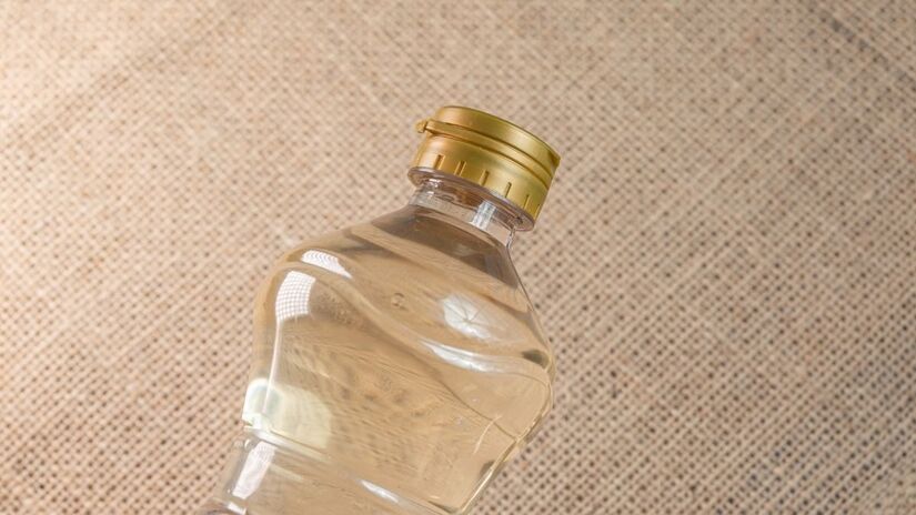 Não precisa se preocupar com o cheiro: o odor característico do vinagre evapora completamente durante o ciclo de enxágue ou na secagem ao ar livre, deixando apenas a sensação de limpeza e maciez absoluta/Freepik