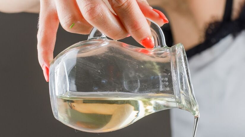 Além de cuidar das roupas, o uso regular de vinagre na lavagem ajuda a higienizar a própria máquina de lavar, combatendo o acúmulo de lodo e calcário que pode danificar o eletrodoméstico a longo prazo/Freepik