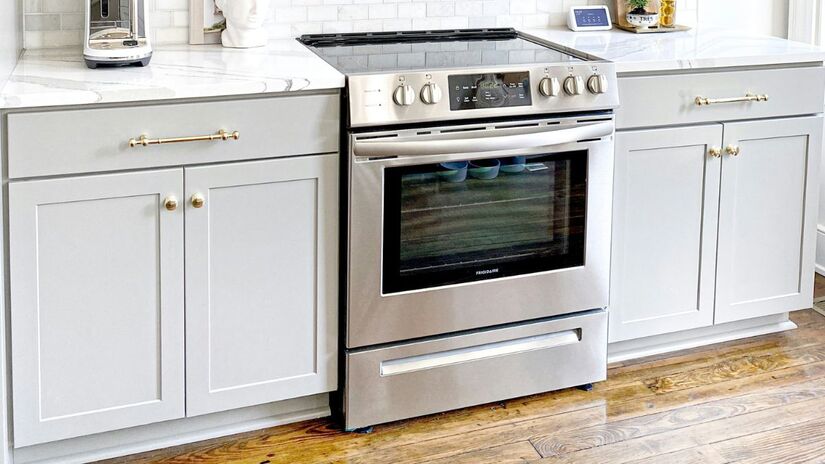 Borrifar vinagre no forno frio ajuda a eliminar bactérias e derreter a gordura grudada/Pexels