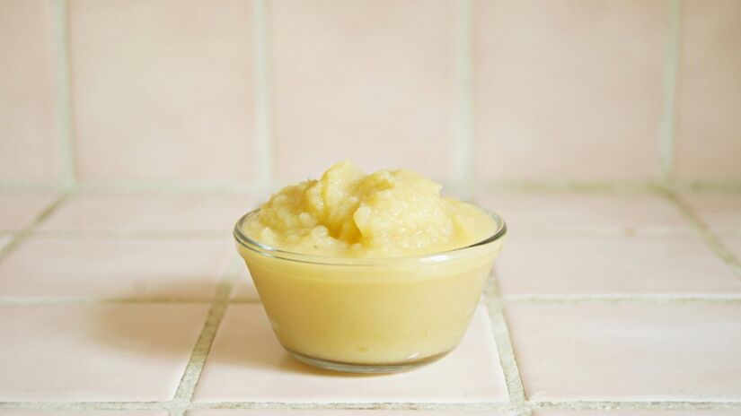 O purê de maçã é um acompanhamento clássico na culinária europeia, mas virou pivô de uma polêmica após ser banido de um asilo por conter muito açúcar/Pexels