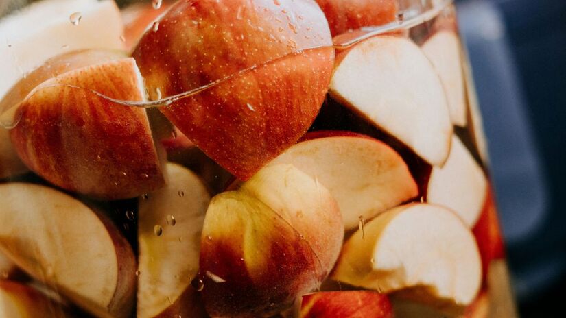 Especialistas em longevidade defendem que o bem-estar emocional e pequenos prazeres à mesa são fundamentais para a qualidade de vida na terceira idade/Pexels