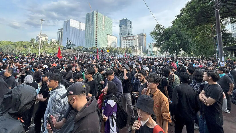 O tráfego congestionado e os desastres naturais frequentes geram custos econômicos altíssimos / Wikimedia Commons/David Wadie Fisher-Freberg