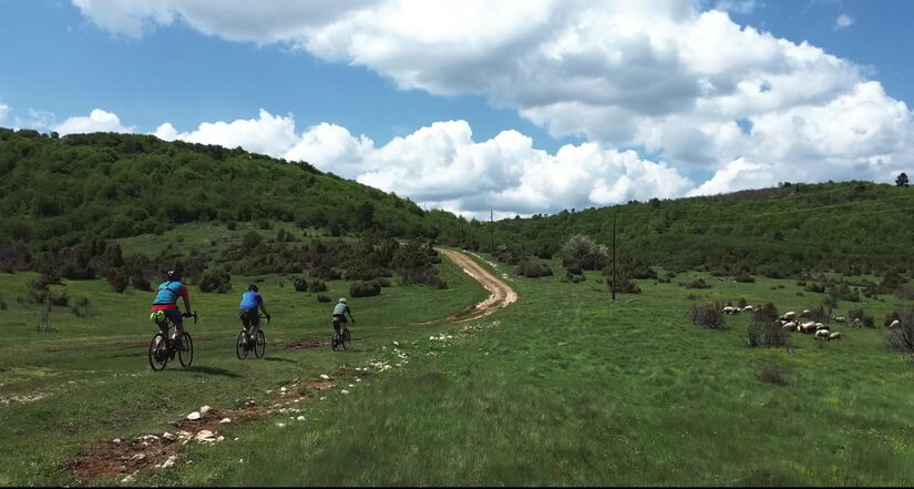 É a escolha ideal para quem quer passar férias na Europa longe das grandes cidades e ainda ter a oportunidade de apoiar pequenos produtores e comerciantes locais Reprodução/YouTube