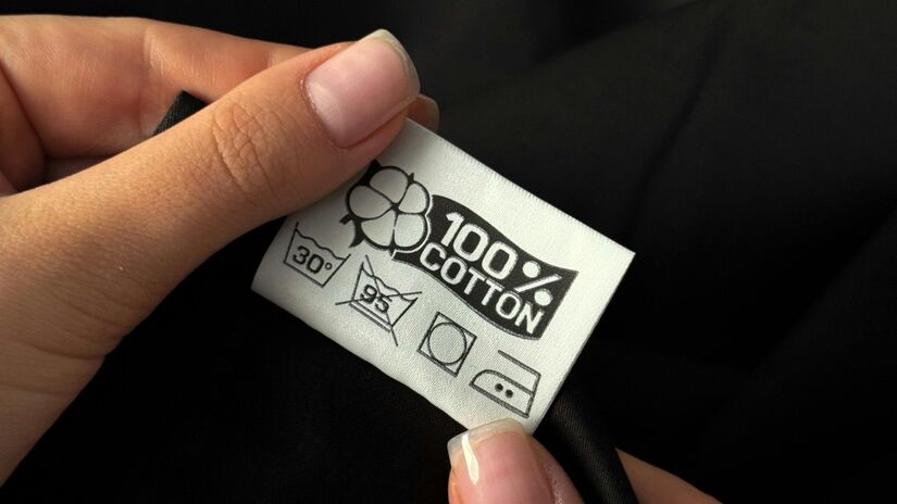 O ideal é ficar atento às orientações de lavagem presentes nas etiquetas das roupas / Pexels