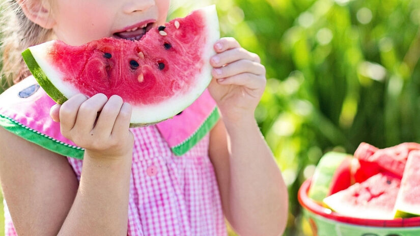 A melancia é uma fruta que encanta crianças de todas as idades / Pixabay