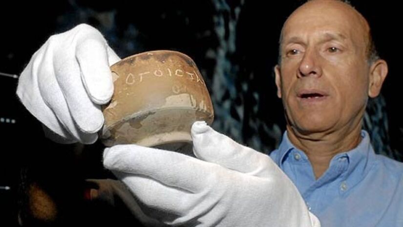 A frase pode ser traduzida como 'Por Cristo, o cantor' ou 'O mágico por meio de Cristo'/Reprodução