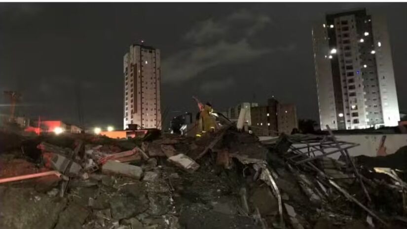 T&eacute;cnicos da Defesa Civil devem elaborar um laudo estrutural para identificar os fatores que levaram &agrave; queda do edif&iacute;cio (TV Globo/Reprodu&ccedil;&atilde;o)