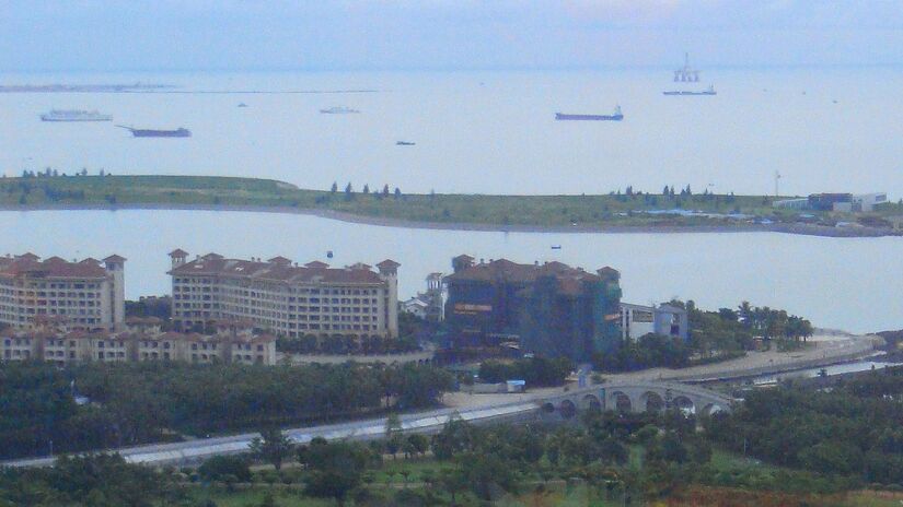 Ilha Artificial Nanhai Pearl, vista da Binhai Road, em Haikou, Hainan, China / Anna Frodesiak/Wikimedia Commons